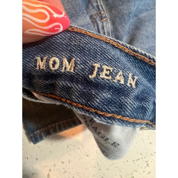 AMERICAN EAGLE MID BLUE MOM JEANS WOMENS SIZE 6 - Picture 4 of 7